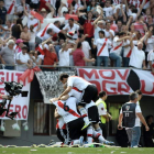 El segundo gol del River desató la locura en la afición local y fue el detonante para que las barras bravas del Boca hicieran de las suyas.