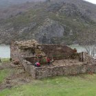 Vecinos trabajando en la limpieza de los restos de la iglesia de Láncara de Luna. ELIÉCER ESTEBAN GARCÍA