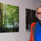 Vicente García posa junto a una de sus fotografías.