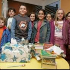 Los tres estudiantes del colegio Campo de Los Judíos, en el centro, en la entrega de premios