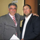 El alcalde, Agustín García Millán, con el edil de la UPL, José Manuel Pereira, tras sellar el pacto