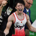 Kohei Uchimura celebra la victoria en el 'all around' de gimnasia.