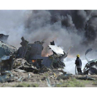 Bomberos de la Misión de la Unión Africana en Somalia (AMISOM) trabajan para extinguir el fuego de un avión estrellado en Mogadiscio.