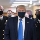 Donald Trump, con mascarilla, rodeado por su cúpula militar la pasada semana. CHRIS KLEPONIS
