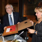 Núñez Pérez muestra el libro de poemas «El palomar del sordo», de Crémer y Villa, regalo