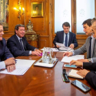 Mañueco, en su reunión de trabajo en Burgos con el alcalde y el presidente de la Diputación.