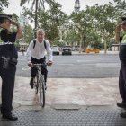 El alcalde de Valencia, Joan Ribó, llega en bicicleta al ayuntamiento, este lunes.