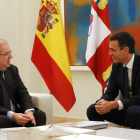 El presidente del Gobierno de España, Pedro Sánchez y el presidente de la Junta de Castilla y León, Juan Vicente Herrera, durante la reunión que ambos han mantenido hoy en el Palacio de La Moncloa