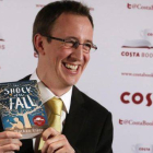 El escritor británico Nathan Filer, con su primera novela, galardonada con el premio Costa.