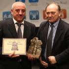 Marianín recibe el premio de José Manuel Otero.
