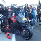 Jorge Lorenzo sale, con su nueva Ducati, ante una nuev de fotógrafos.