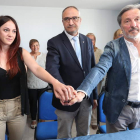 Lorena González (Podemos), Olegario Ramón (PSOE) y Pedro Muñoz (CB), en el acto de comunicación del pacto alcanzado. L. DE LA MATA