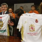 El alcalde Francisco Fernández y la concejala de Deportes, Natalia Rodríguez Picallo, junto con Domi