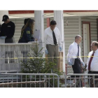 Agentes del FBI salen de la casa de Ariel Castro, el jueves en Cleveland.