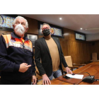 El coordinador de voluntarios y el edil de Seguridad. ANA F. BARREDO