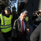 El tesorero de CDC, Andreu Viloca, a su entrada en la sede del partido, escotado por agentes de la Guardia Civil.