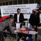Uno de los actos de recogida de firmas contra las DOT, en este caso en la Universidad de León.