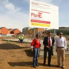María Encina Pardo, Carlos López Riesco y Luis Antonio Moreno, ayer en las obras de Compostilla