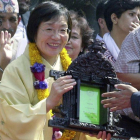 Tabei recibe un galardón en Katmandú en el 2003.