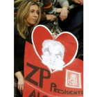 Una asistente al acto político protagonizado por Zapatero en Valencia