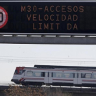 Paneles informativos sobre las restricciones de velocidad en la M-30 de Madrid debido a la contaminación.