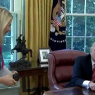 Captura de pantalla del video en el que se ve a Trump alabar la "bonita sonrisa" de una periodista.