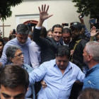 Juan Guaidó a su llegada a una plaza del este de Caracas.