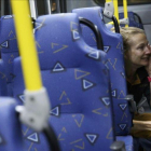 Una periodista se protege en el interior del autobús tiroteado.