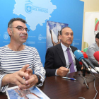 El actor de Fabularia, Raúl Gómez, Alfonso Arias y el concejal de Puente, Gerardo Díaz