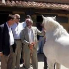 García-Prieto y Santos Llamas en la visita al centro ecuestre