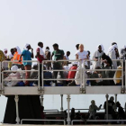 Los inmigrantes trasladados por el navío maltés esperan a desembarcar en Pozzallo (Sicilia).