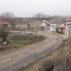 La carretera de La Bañeza se cruza con la de Astorga en un ángulo recto.