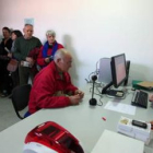 Los usuarios del autobús han hecho cola esta semana para tramitar la tarjeta del transporte.