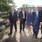 La ministra de Agricultura junto a León de la Riva, Jesús Julio Carnero y Martínez Bermejo.