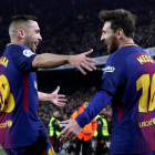 Leo Messi celebra su gol con Jordi Alba, el segundo de su equipo. ESTÉVEZ
