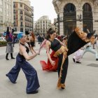 Bailarines del Real Conservatorio de Danza Mariemma vestidos con prendas de diseñadores de Madrid es Moda. ZIPI /EFE