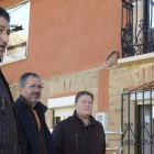 Lisandro García, Joaquín Llamas y Óscar Álvarez, junto a los inmuebles siniestrados.