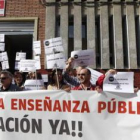 Profesores manifestándose ayer en León.