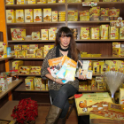 La presidenta de la Asociación de Celíacos de León, Susana Higueras, muestra las guías y los productos sin gluten