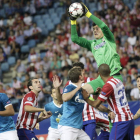 El portero belga del Atlético de Madrid, Thibaut Courtois, se eleva por encima de todos.