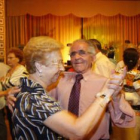 Algunos participantes en el Festival de Mayores exhiben sus dotes con el baile.