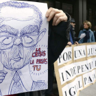 Un hombre sujeta una caricatura del ministro Gallardón durante una protesta de jueces.