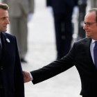 François Hollande y  Emmanuel Macron  durante una ceremonia por el Día de la Victoria.