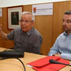 Juan Fuguet, a la izquierda, ayer en la conferencia.