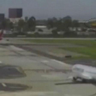 La avioneta de Harrison Ford (amarilla), atraviesa el plano de derecha a izquierda cruzándose en el camino del Boeing