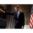 Barack Obama gesticula mientras pronuncia un discurso ante una audiencia de unas setecientas persona