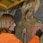 Natalia Martínez de Pisón trabaja en la restauración del mural de Nicolás Francés, situado en la cap