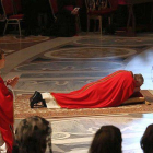 El papa Francisco reza en el suelo el Viernes Santo.