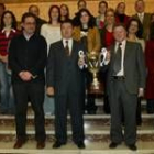 Plantilla y directiva del equipo campeón posaron con las autoridades locales en San Marcelo