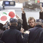 Un cordón policial intenta contener al grupo de personas ante el domicilio de Salmones.